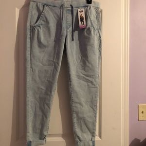 Denizen from Levi’s size large low-rise joggers